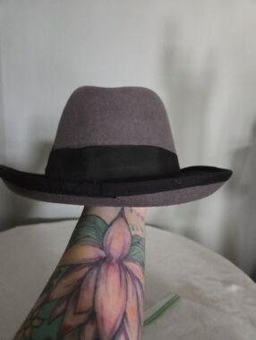Stacy Adams Grey 100% Wool Fedora with Black Band, Size M